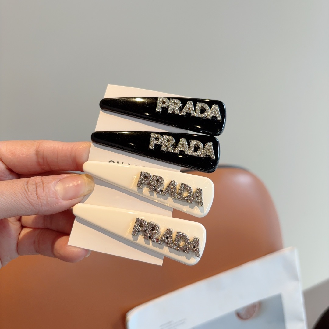 配包装 （一对）
PRADA （普拉达） 高端新款发夹BB夹、经典字母logo边夹刘海夹发饰， 高级感日