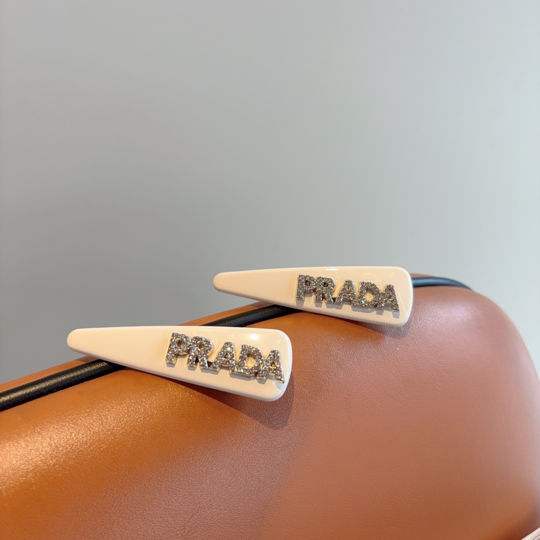 配包装 （一对）
PRADA （普拉达） 高端新款发夹BB夹、经典字母logo边夹刘海夹发饰， 高级感日