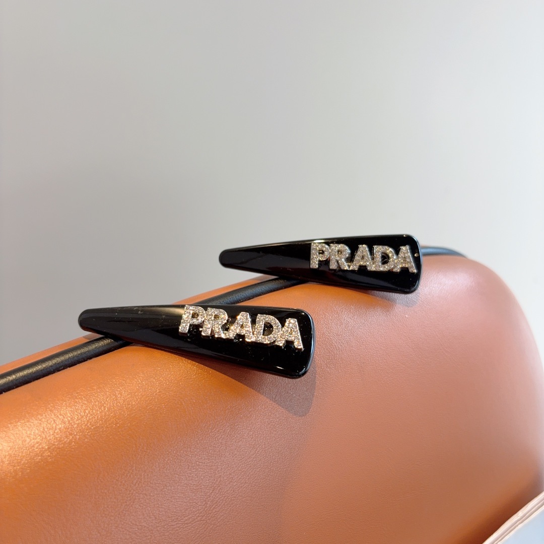 配包装 （一对）
PRADA （普拉达） 高端新款发夹BB夹、经典字母logo边夹刘海夹发饰， 高级感日