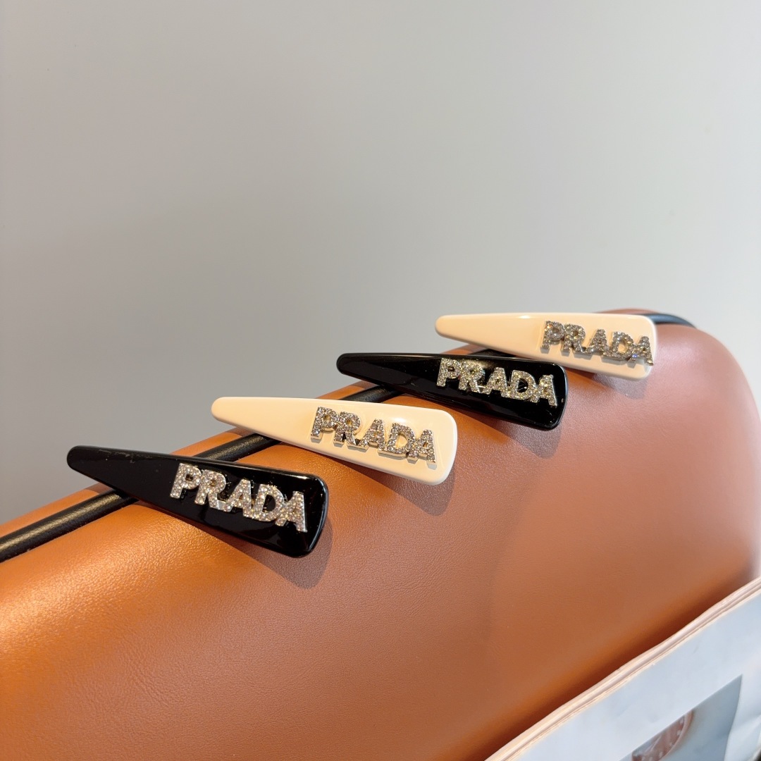 配包装 （一对）
PRADA （普拉达） 高端新款发夹BB夹、经典字母logo边夹刘海夹发饰， 高级感日