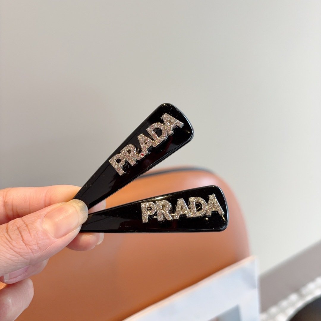 配包装 （一对）
PRADA （普拉达） 高端新款发夹BB夹、经典字母logo边夹刘海夹发饰， 高级感日