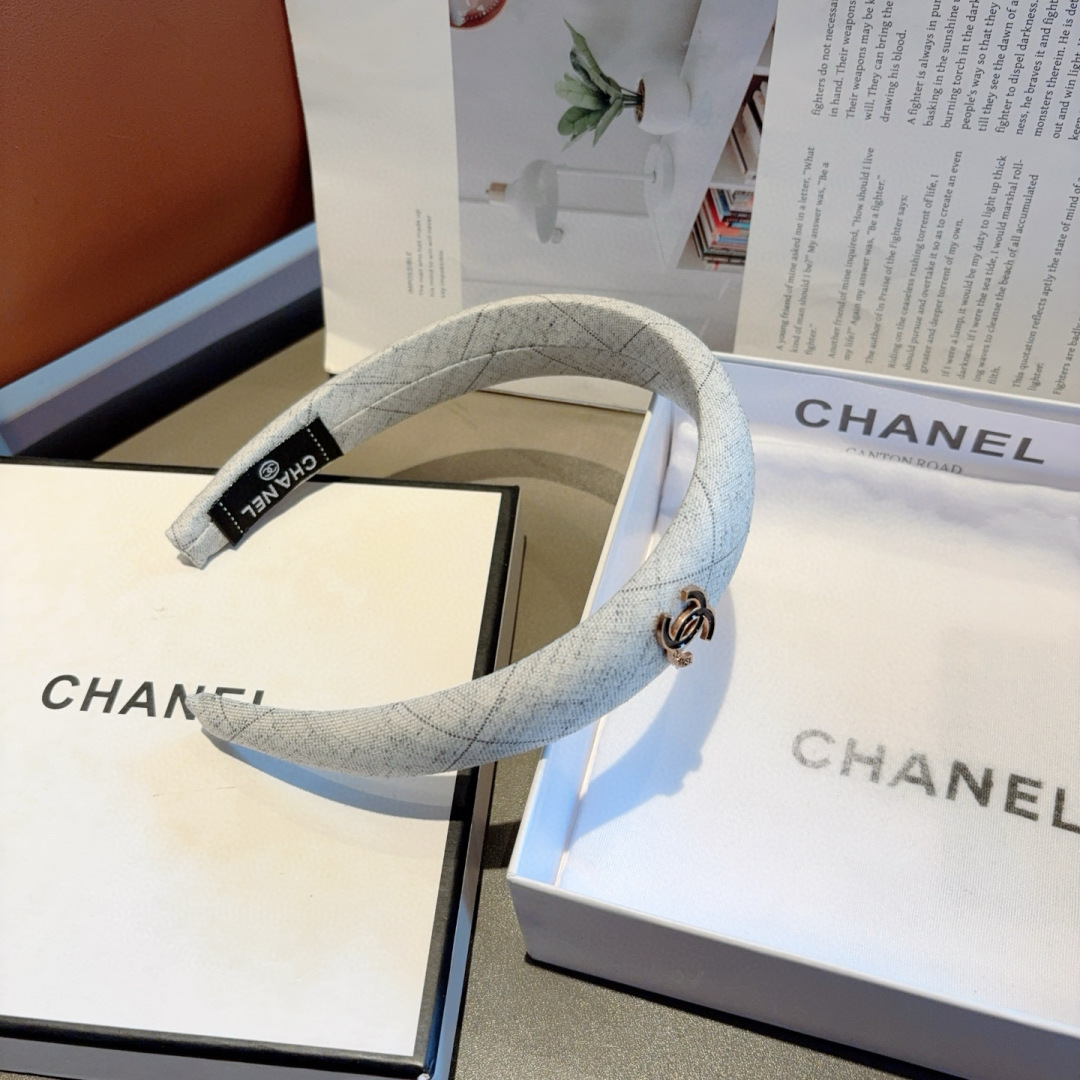 配包装
CHANEL（香奈儿）最新款小香发箍，新品巨显脸小头箍，网红爆款推荐 搭配高端双Ｃlogo ，超