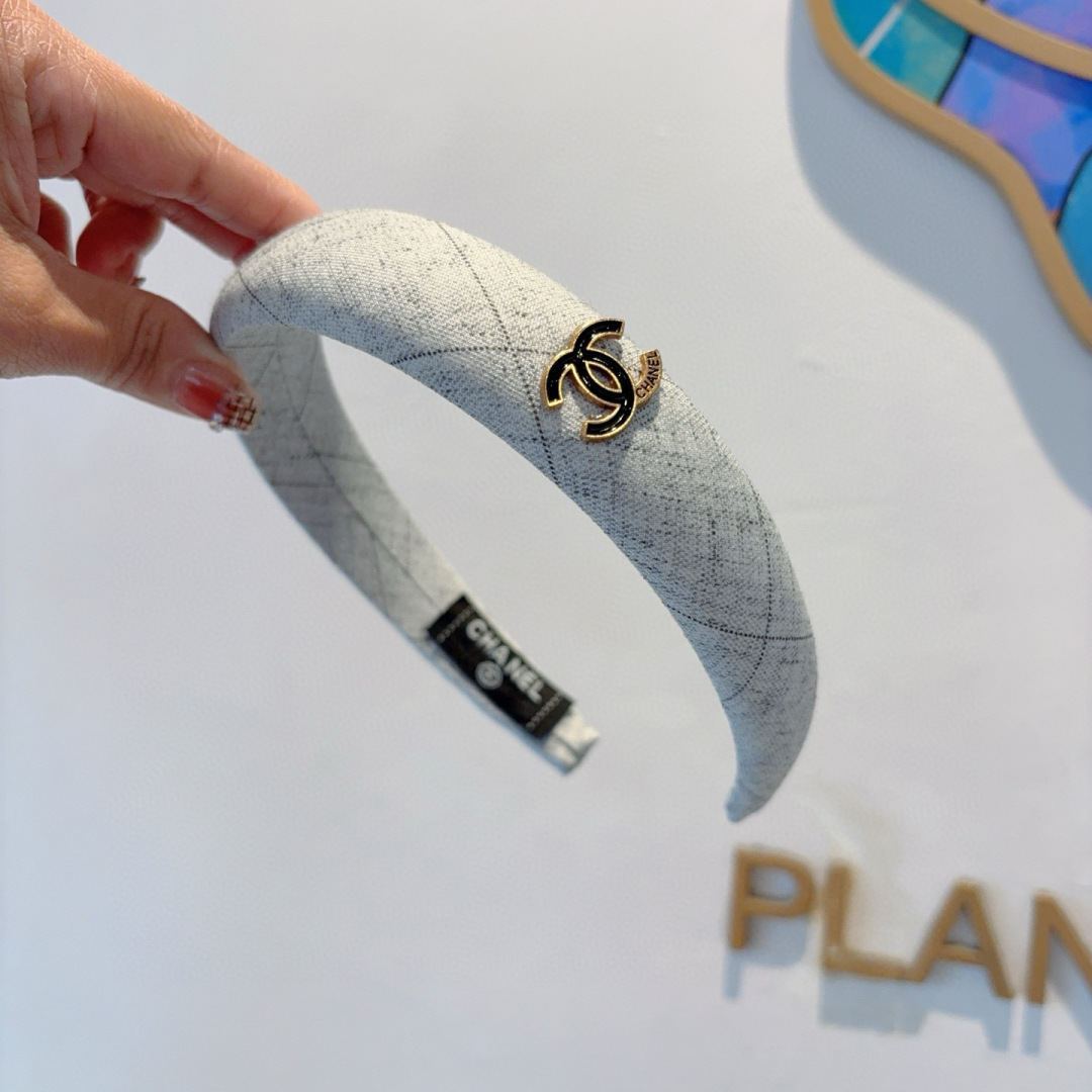 配包装
CHANEL（香奈儿）最新款小香发箍，新品巨显脸小头箍，网红爆款推荐 搭配高端双Ｃlogo ，超