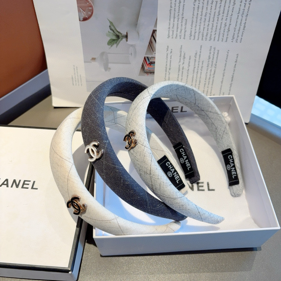 配包装
CHANEL（香奈儿）最新款小香发箍，新品巨显脸小头箍，网红爆款推荐 搭配高端双Ｃlogo ，超