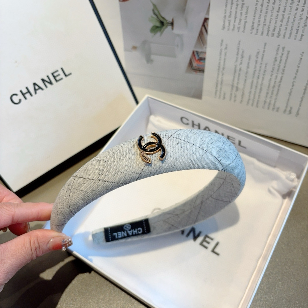 配包装
CHANEL（香奈儿）最新款小香发箍，新品巨显脸小头箍，网红爆款推荐 搭配高端双Ｃlogo ，超