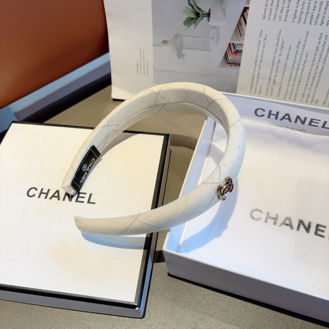 配包装
CHANEL（香奈儿）最新款小香发箍，新品巨显脸小头箍，网红爆款推荐 搭配高端双Ｃlogo ，超