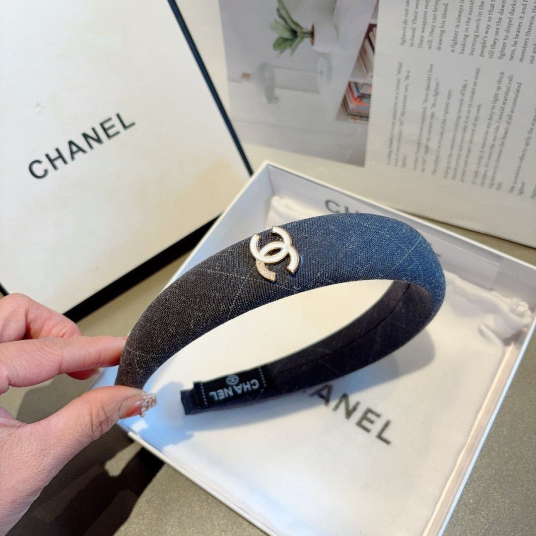 配包装
CHANEL（香奈儿）最新款小香发箍，新品巨显脸小头箍，网红爆款推荐 搭配高端双Ｃlogo ，超