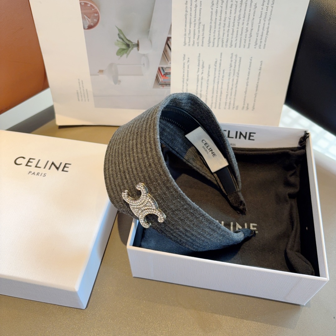 配包装
CELINE（赛琳）新品字母毛线宽版发箍，佩戴舒适无压力，造型搭配必备！时尚外出百搭款发饰！
