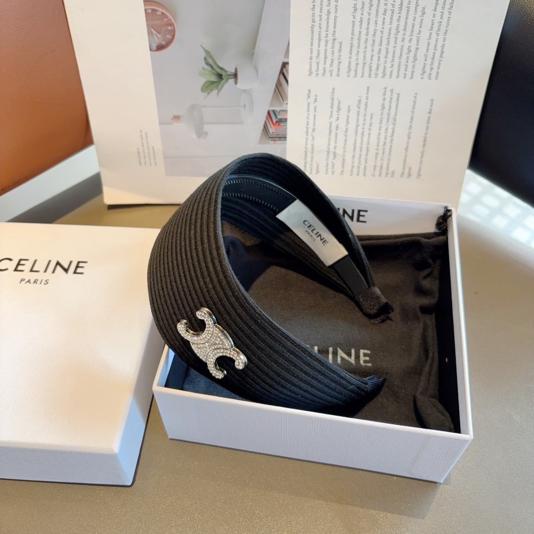 配包装
CELINE（赛琳）新品字母毛线宽版发箍，佩戴舒适无压力，造型搭配必备！时尚外出百搭款发饰！