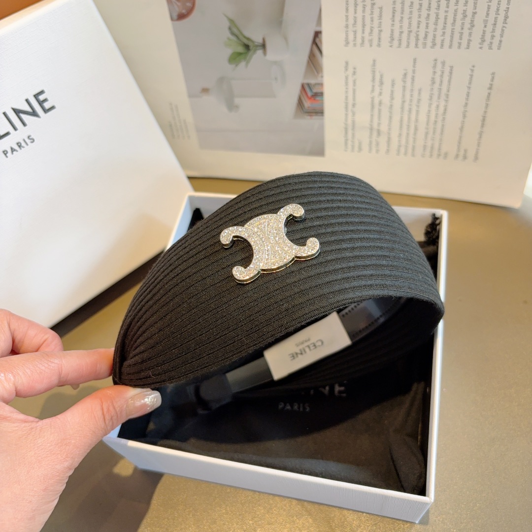 配包装
CELINE（赛琳）新品字母毛线宽版发箍，佩戴舒适无压力，造型搭配必备！时尚外出百搭款发饰！