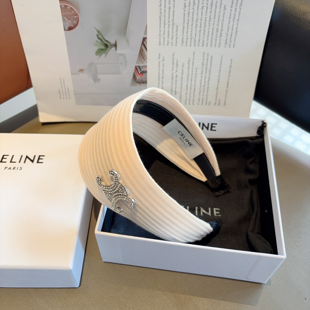 配包装
CELINE（赛琳）新品字母毛线宽版发箍，佩戴舒适无压力，造型搭配必备！时尚外出百搭款发饰！