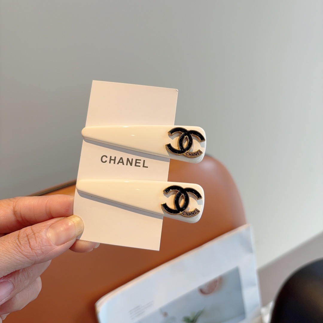 配包装 （一对）
CHANEL （香奈儿） 高端新款发夹BB夹、经典字母logo边夹刘海夹发饰， 高级感