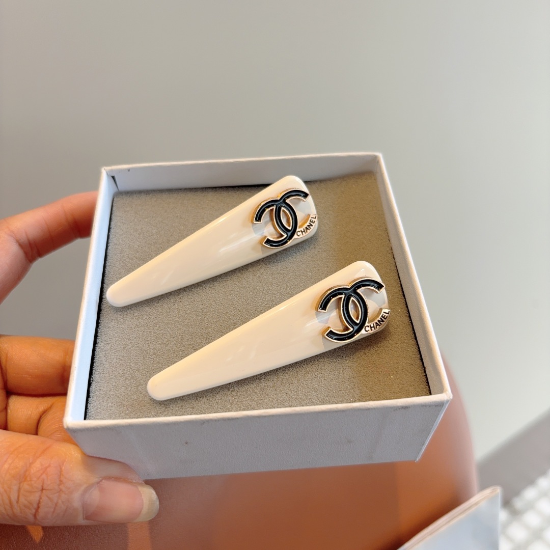 配包装 （一对）
CHANEL （香奈儿） 高端新款发夹BB夹、经典字母logo边夹刘海夹发饰， 高级感