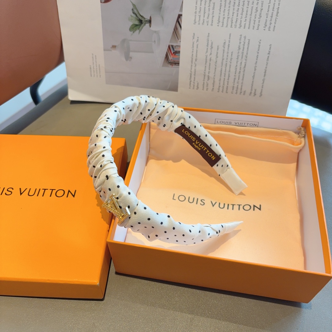 配包装
LV 路易威登 经典新款波点发箍，时尚可爱宽边头箍，专柜最新款来袭💕时尚百搭，女神必入  ！