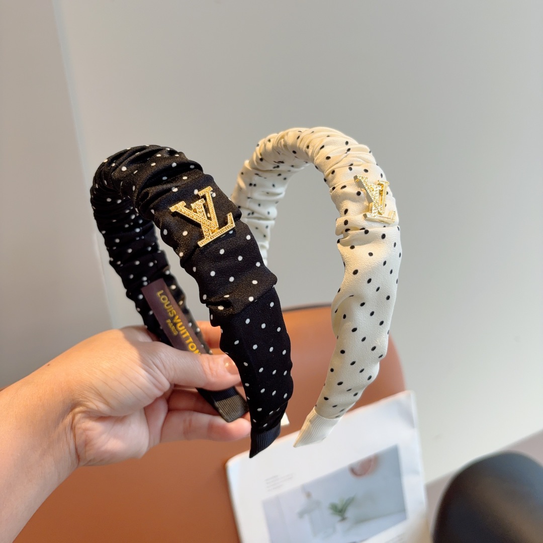 配包装
LV 路易威登 经典新款波点发箍，时尚可爱宽边头箍，专柜最新款来袭💕时尚百搭，女神必入  ！