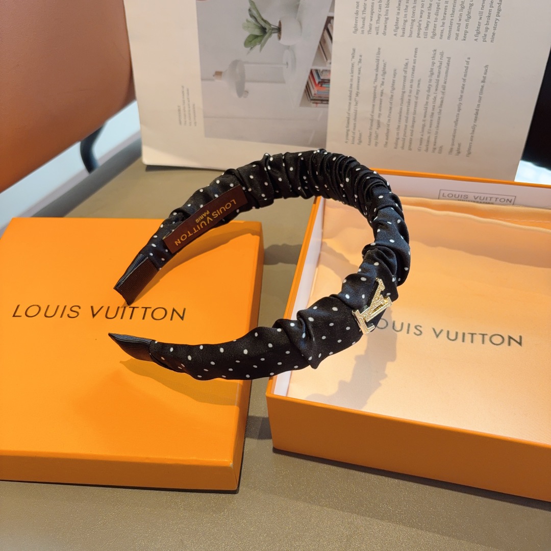 配包装
LV 路易威登 经典新款波点发箍，时尚可爱宽边头箍，专柜最新款来袭💕时尚百搭，女神必入  ！