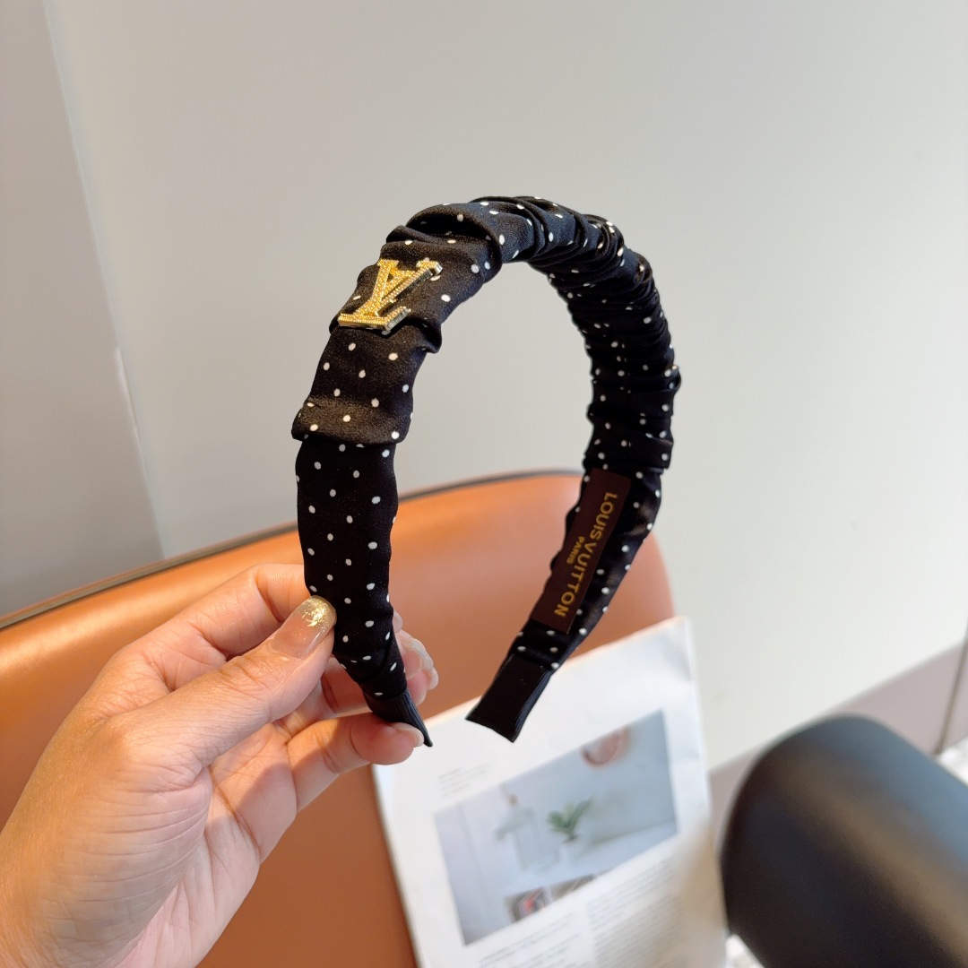 配包装
LV 路易威登 经典新款波点发箍，时尚可爱宽边头箍，专柜最新款来袭💕时尚百搭，女神必入  ！