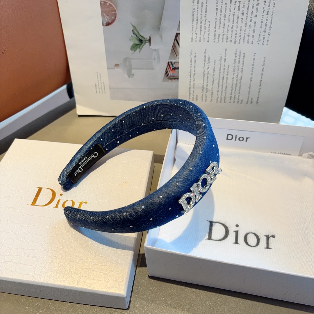 配包装
Dior（迪奥）新款满钻字母发箍,高品质头箍  让你的魅力绽放 清新淑女范让时尚更简单。