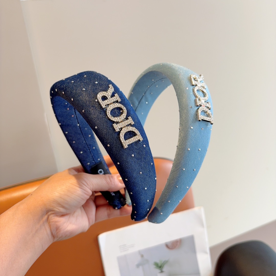 配包装
Dior（迪奥）新款满钻字母发箍,高品质头箍  让你的魅力绽放 清新淑女范让时尚更简单。