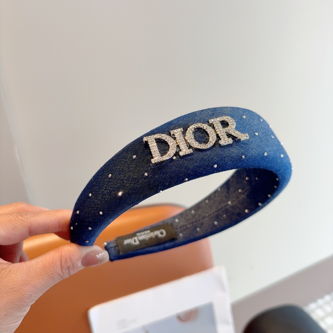 配包装
Dior（迪奥）新款满钻字母发箍,高品质头箍  让你的魅力绽放 清新淑女范让时尚更简单。