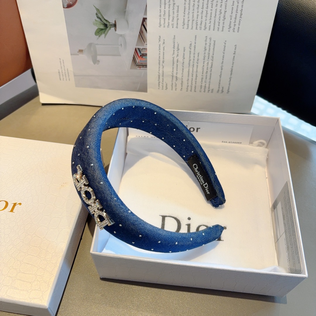 配包装
Dior（迪奥）新款满钻字母发箍,高品质头箍  让你的魅力绽放 清新淑女范让时尚更简单。