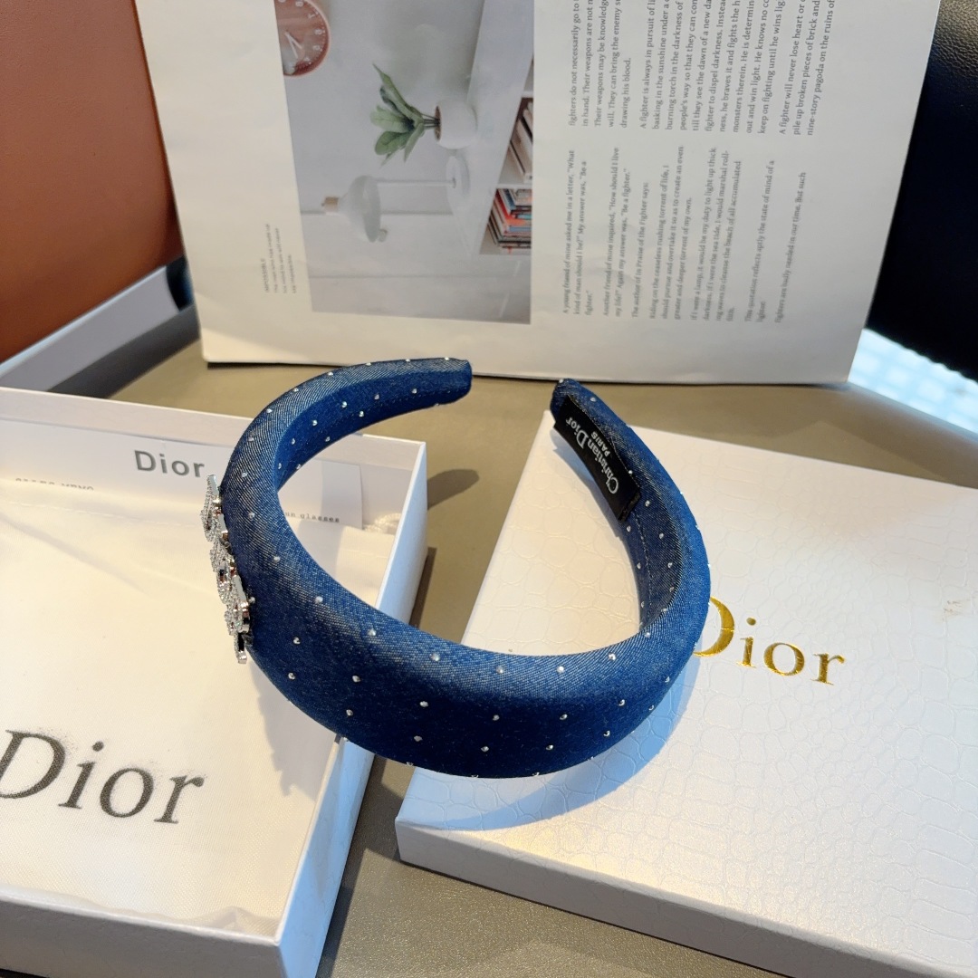 配包装
Dior（迪奥）新款满钻字母发箍,高品质头箍  让你的魅力绽放 清新淑女范让时尚更简单。
