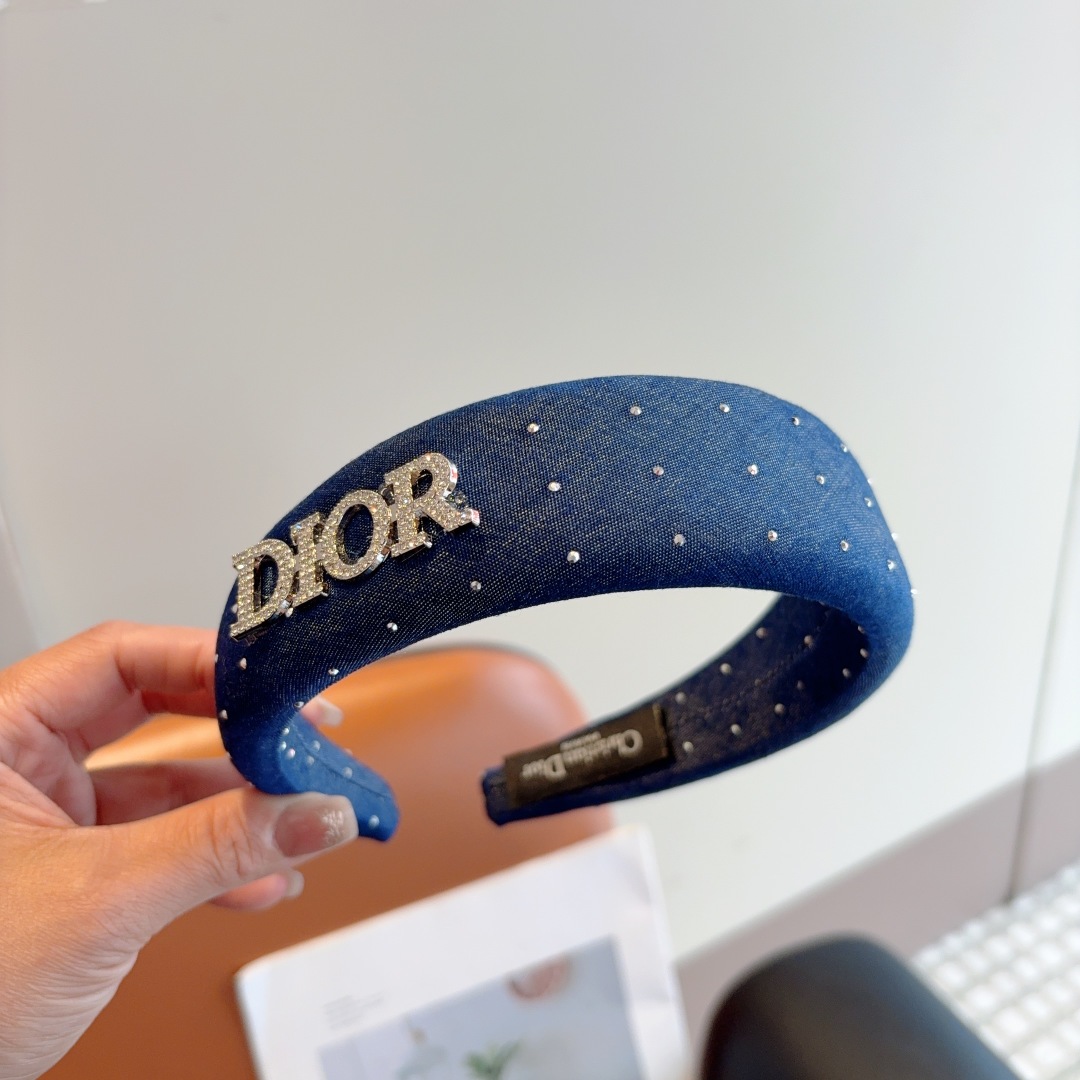 配包装
Dior（迪奥）新款满钻字母发箍,高品质头箍  让你的魅力绽放 清新淑女范让时尚更简单。