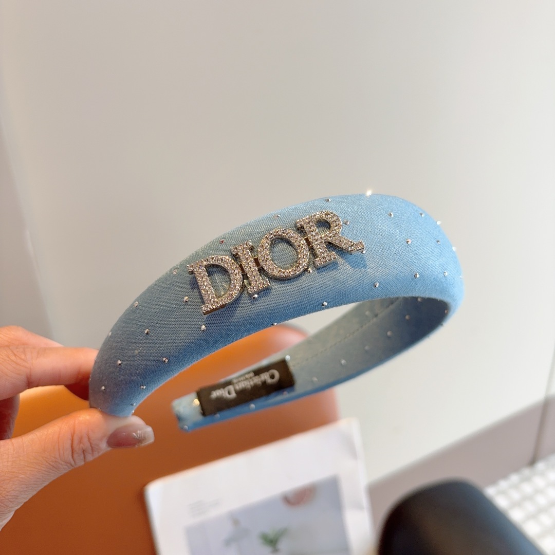 配包装
Dior（迪奥）新款满钻字母发箍,高品质头箍  让你的魅力绽放 清新淑女范让时尚更简单。