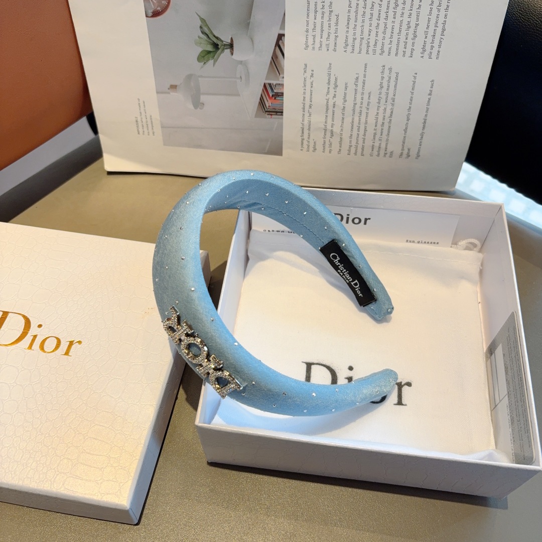 配包装
Dior（迪奥）新款满钻字母发箍,高品质头箍  让你的魅力绽放 清新淑女范让时尚更简单。