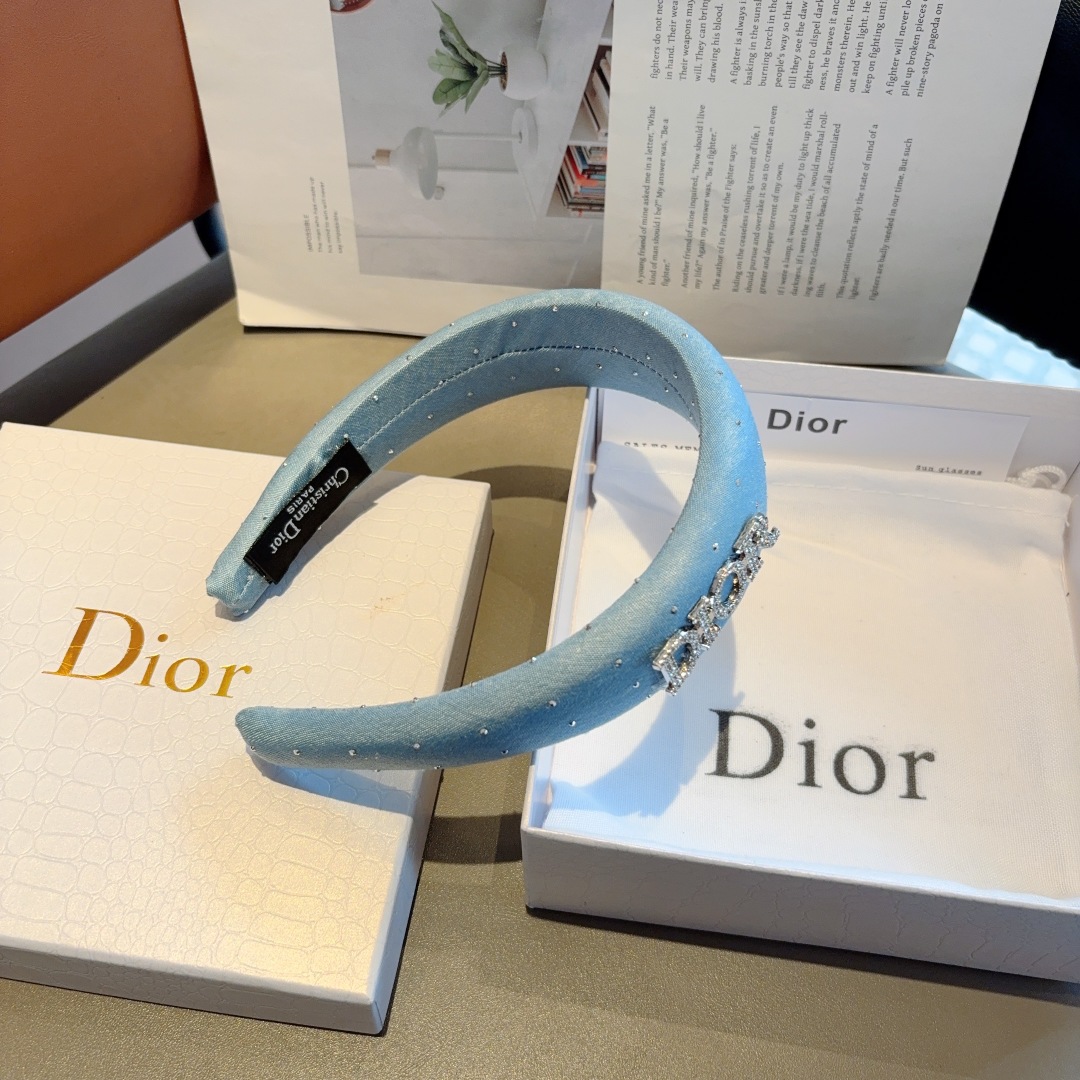 配包装
Dior（迪奥）新款满钻字母发箍,高品质头箍  让你的魅力绽放 清新淑女范让时尚更简单。