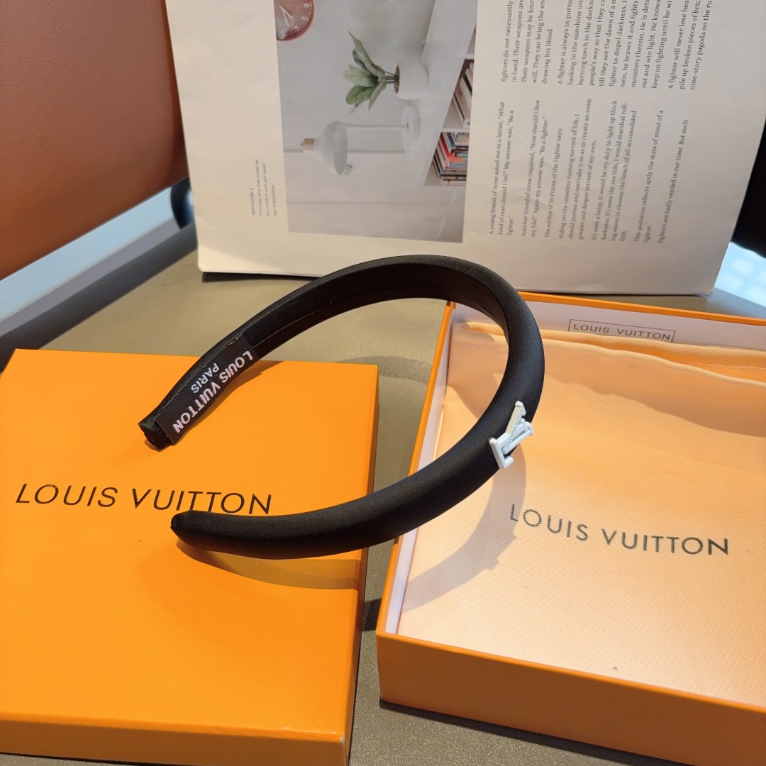 配包装
LV 路易威登 经典新款发箍，时尚可爱宽边头箍，专柜最新款来袭💕时尚百搭，女神必入  ！