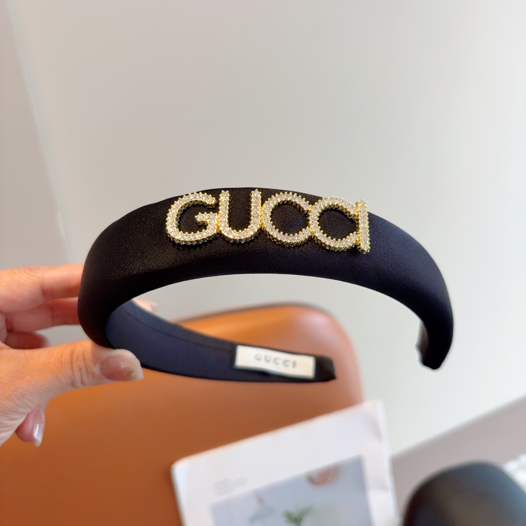 配包装
Gucci古奇 经典新款缎面布艺发箍，女神必备单品头箍，非常百搭，时尚潮流款！