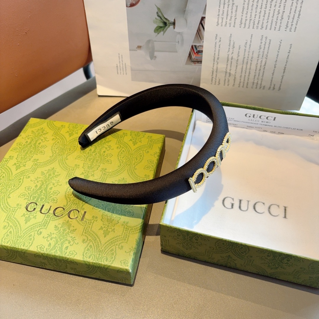 配包装
Gucci古奇 经典新款缎面布艺发箍，女神必备单品头箍，非常百搭，时尚潮流款！