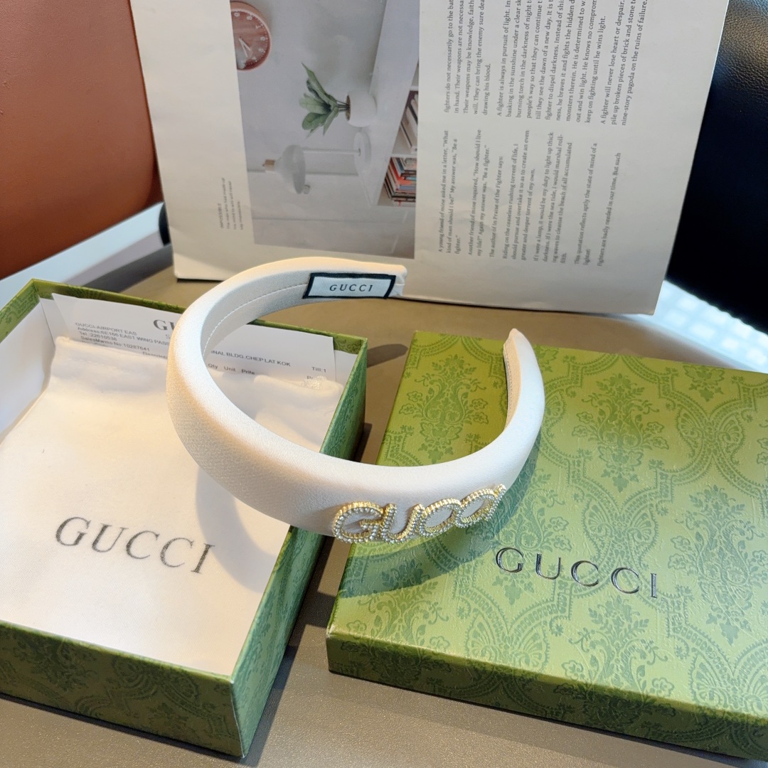配包装
Gucci古奇 经典新款缎面布艺发箍，女神必备单品头箍，非常百搭，时尚潮流款！