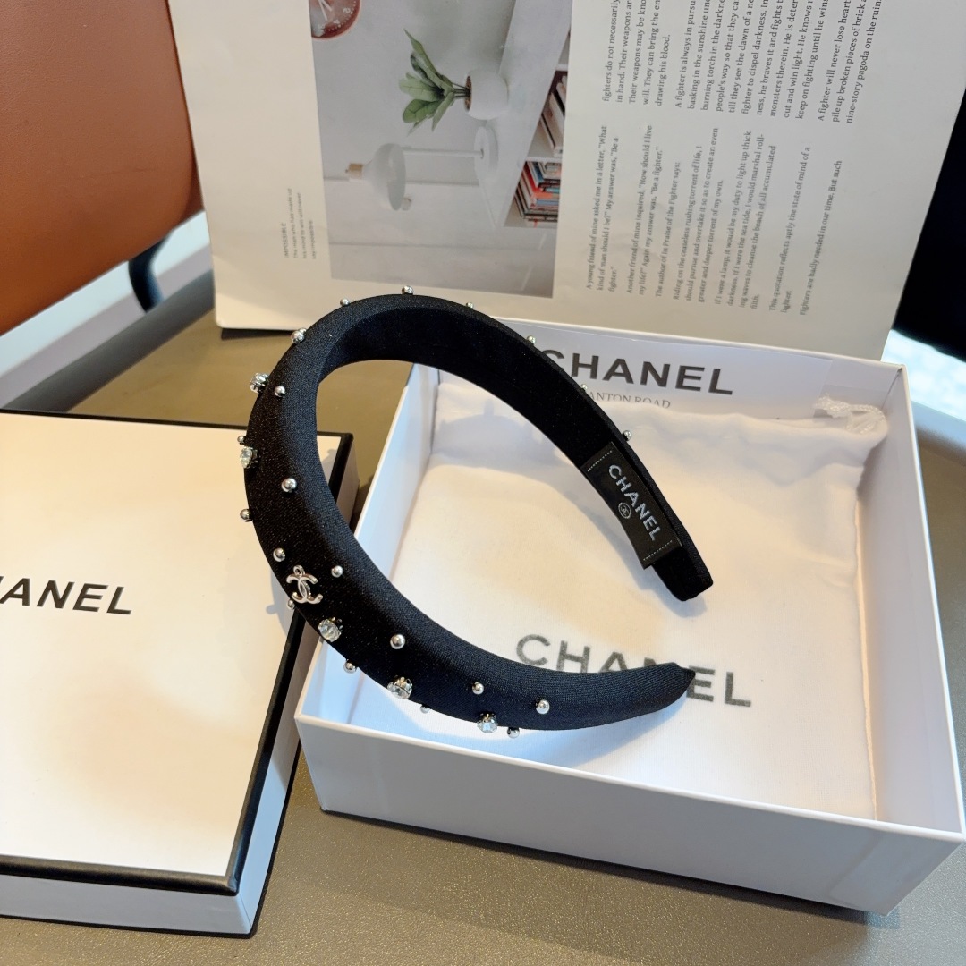 配包装
CHANEL（香奈儿）最新款小香带钻发箍，新品巨显脸小头箍，网红爆款推荐 搭配高端双Ｃlogo 