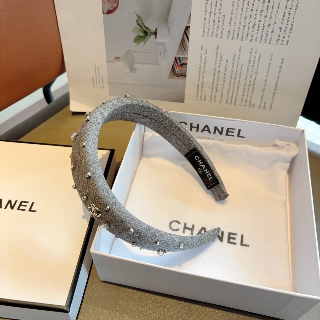 配包装
CHANEL（香奈儿）最新款小香带钻发箍，新品巨显脸小头箍，网红爆款推荐 搭配高端双Ｃlogo 