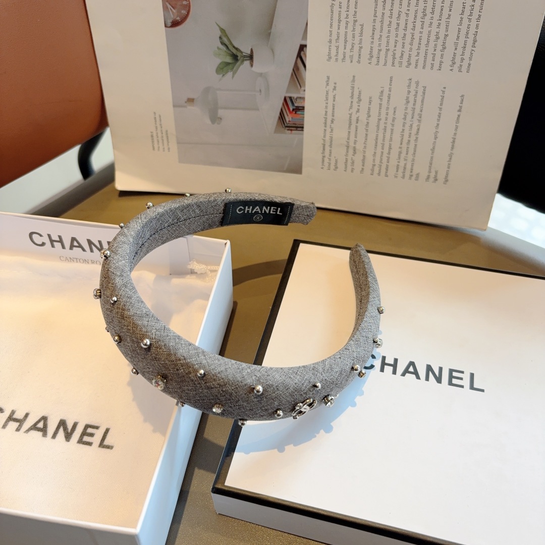 配包装
CHANEL（香奈儿）最新款小香带钻发箍，新品巨显脸小头箍，网红爆款推荐 搭配高端双Ｃlogo 