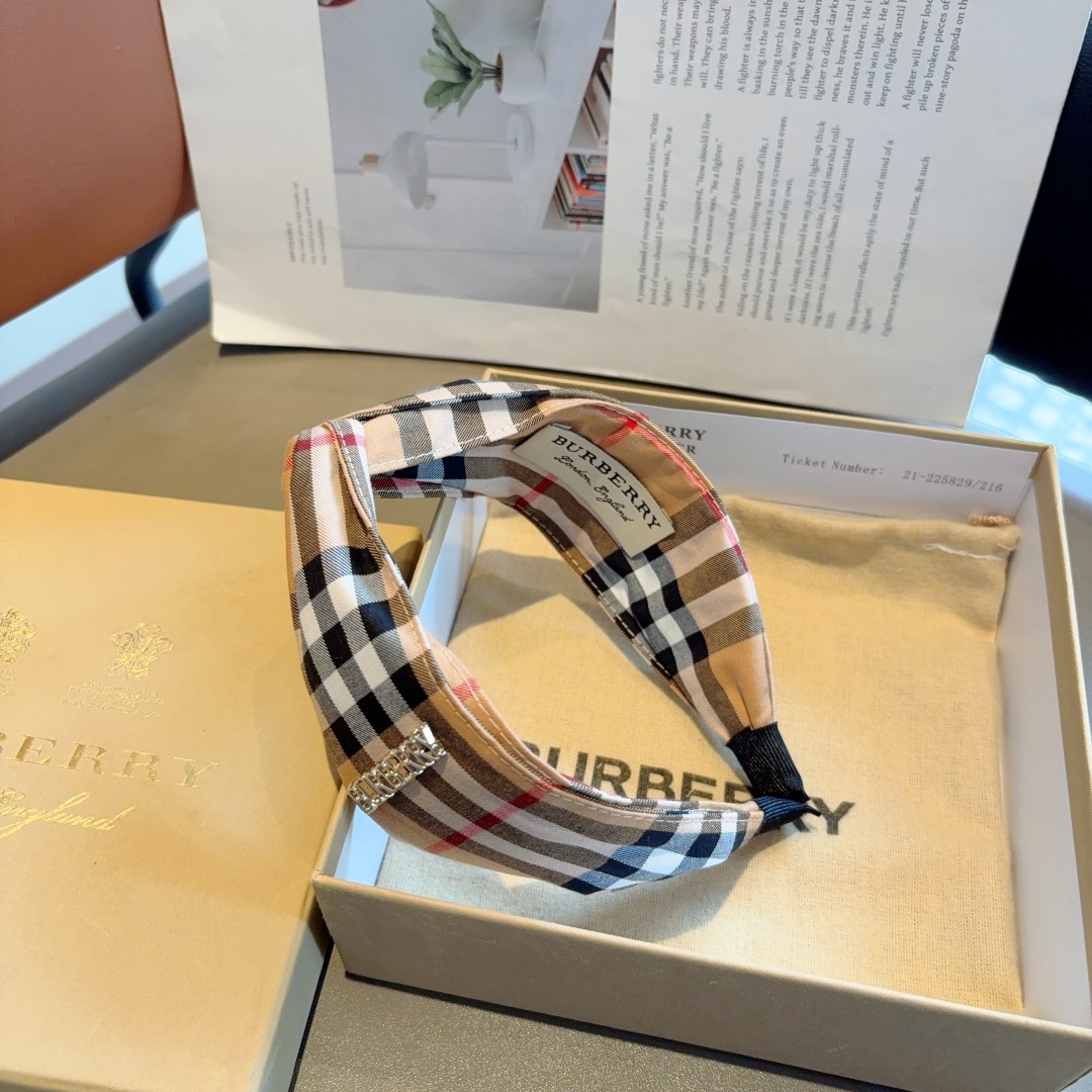 配包装
巴宝莉BURBERRY 新款高版本交叉款发箍，客供面料 🎀细节全部实拍！非常耐看又百搭、适合各种