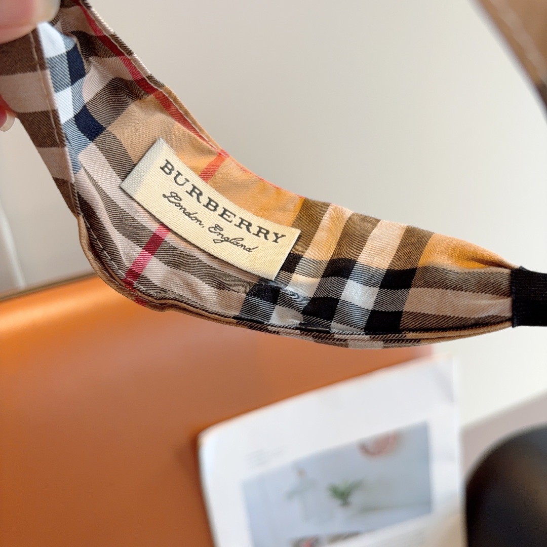 配包装
巴宝莉BURBERRY 新款高版本交叉款发箍，客供面料 🎀细节全部实拍！非常耐看又百搭、适合各种