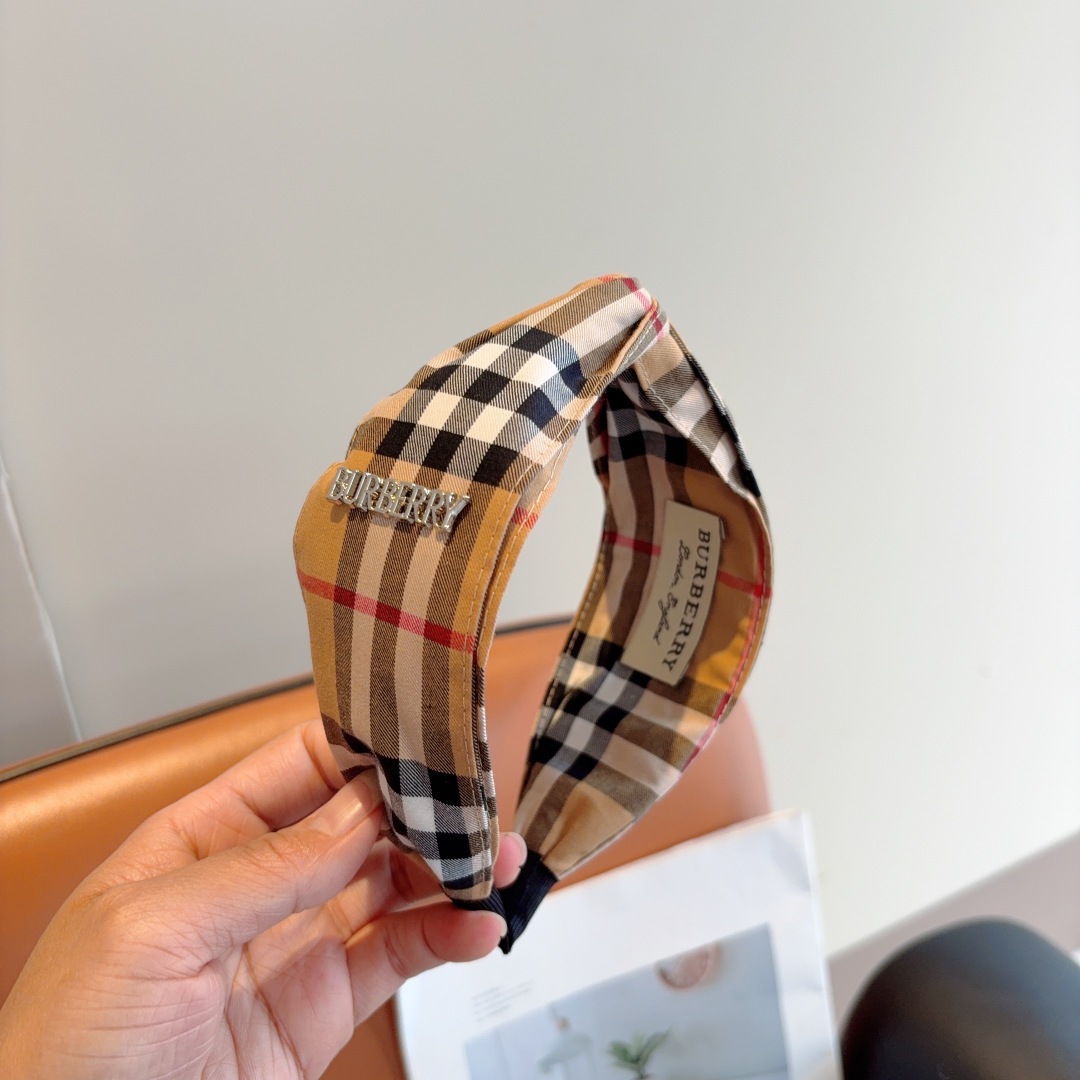 配包装
巴宝莉BURBERRY 新款高版本交叉款发箍，客供面料 🎀细节全部实拍！非常耐看又百搭、适合各种
