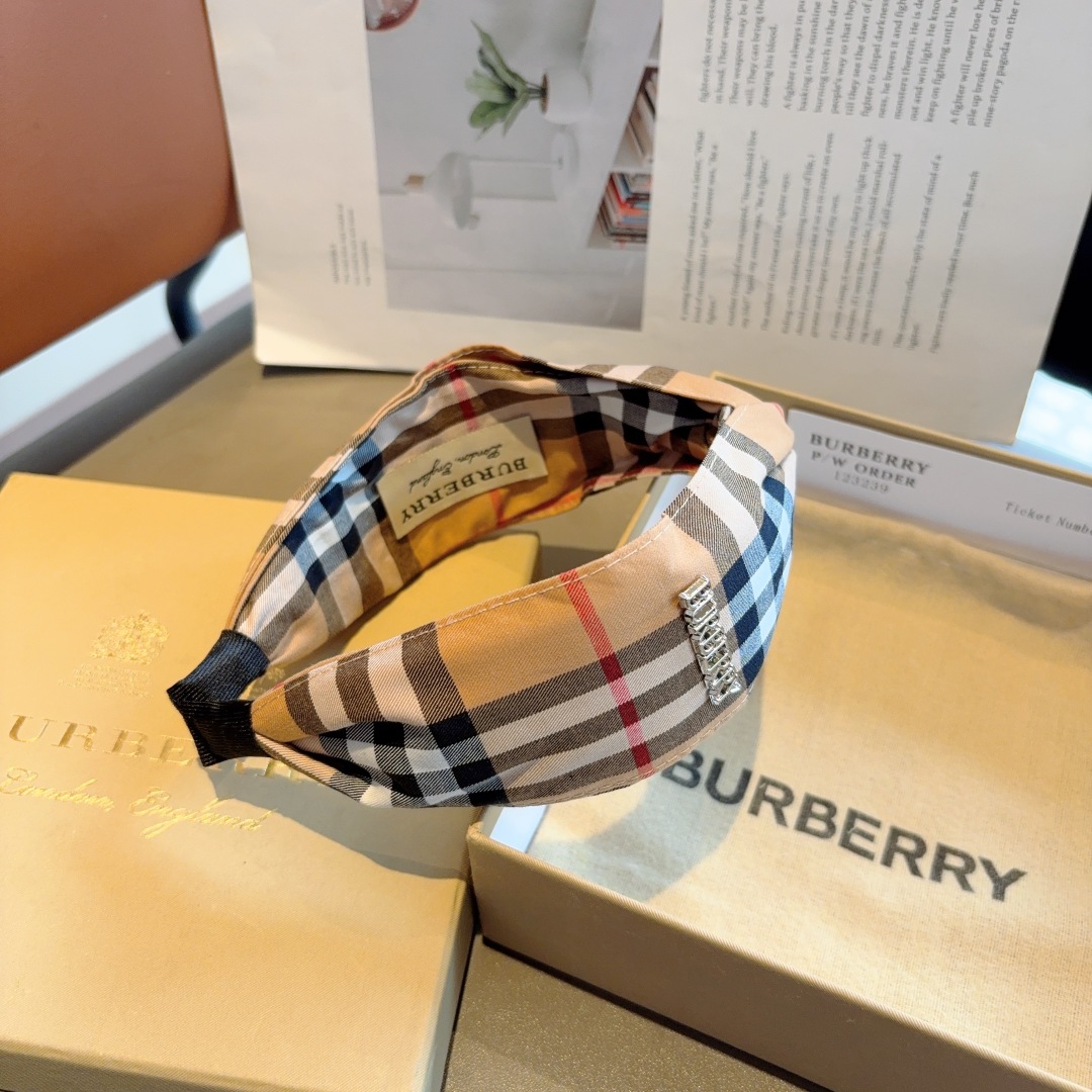 配包装
巴宝莉BURBERRY 新款高版本交叉款发箍，客供面料 🎀细节全部实拍！非常耐看又百搭、适合各种