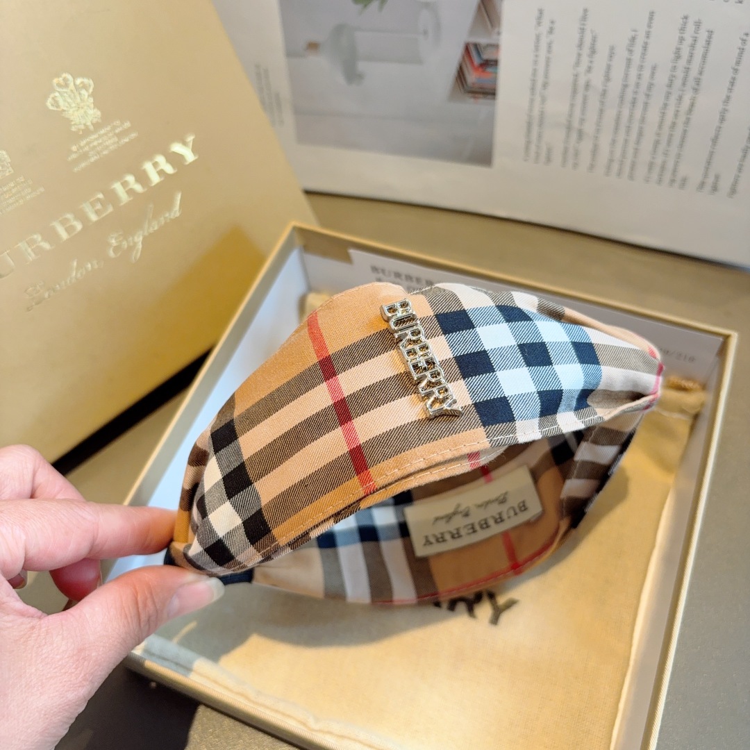 配包装
巴宝莉BURBERRY 新款高版本交叉款发箍，客供面料 🎀细节全部实拍！非常耐看又百搭、适合各种