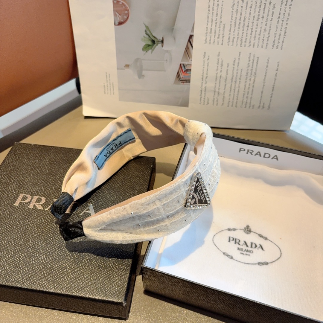 配包装
PRADA （普拉达） 倒三角新款潮流字母发箍。气质女神必备单品，非常百搭，时尚潮流， 戴上它满