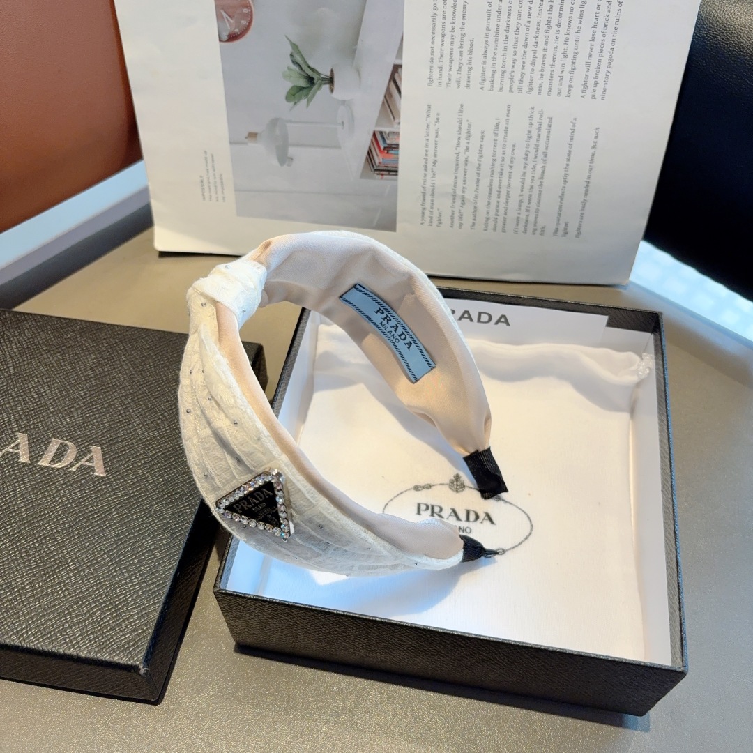 配包装
PRADA （普拉达） 倒三角新款潮流字母发箍。气质女神必备单品，非常百搭，时尚潮流， 戴上它满