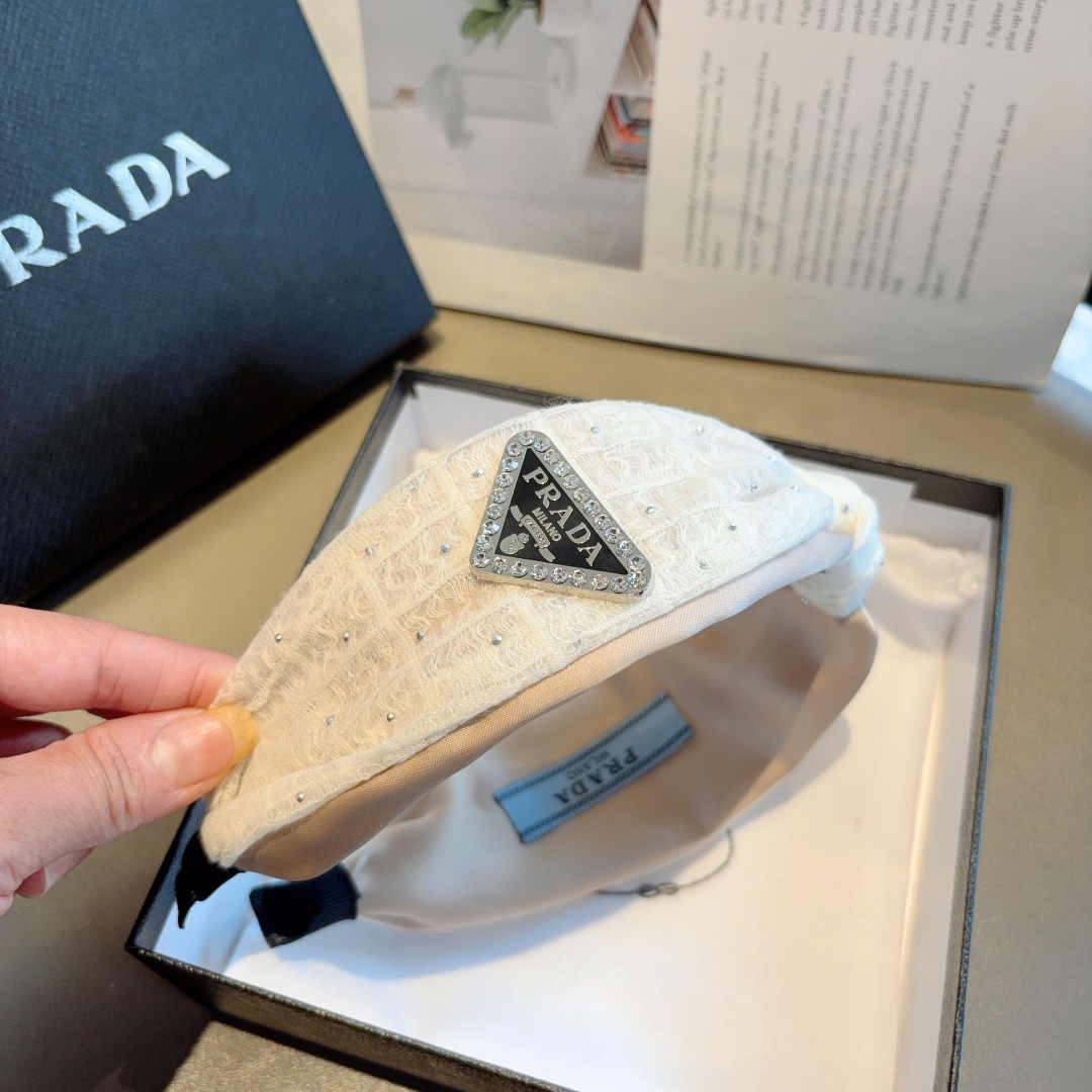 配包装
PRADA （普拉达） 倒三角新款潮流字母发箍。气质女神必备单品，非常百搭，时尚潮流， 戴上它满