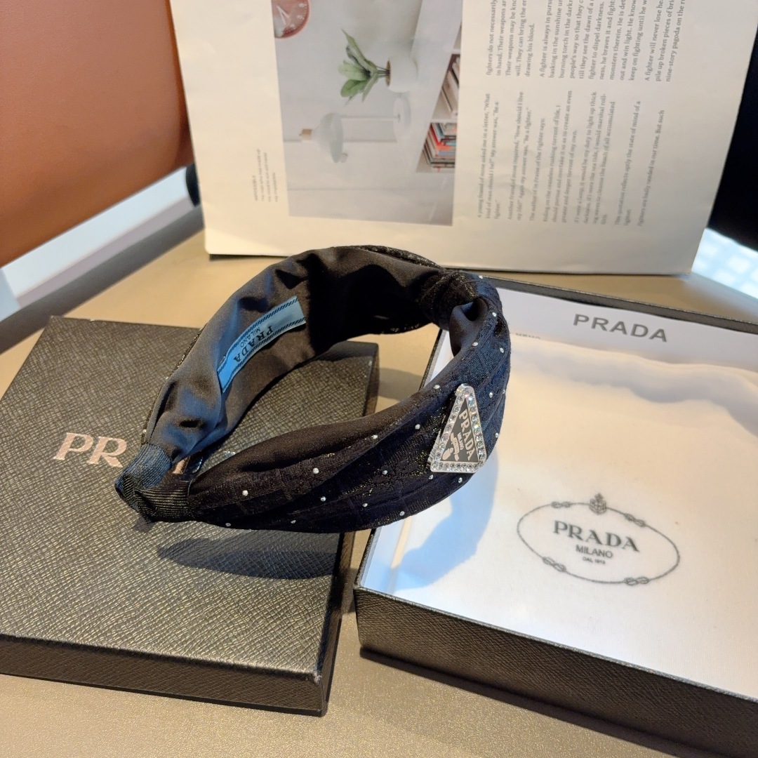 配包装
PRADA （普拉达） 倒三角新款潮流字母发箍。气质女神必备单品，非常百搭，时尚潮流， 戴上它满