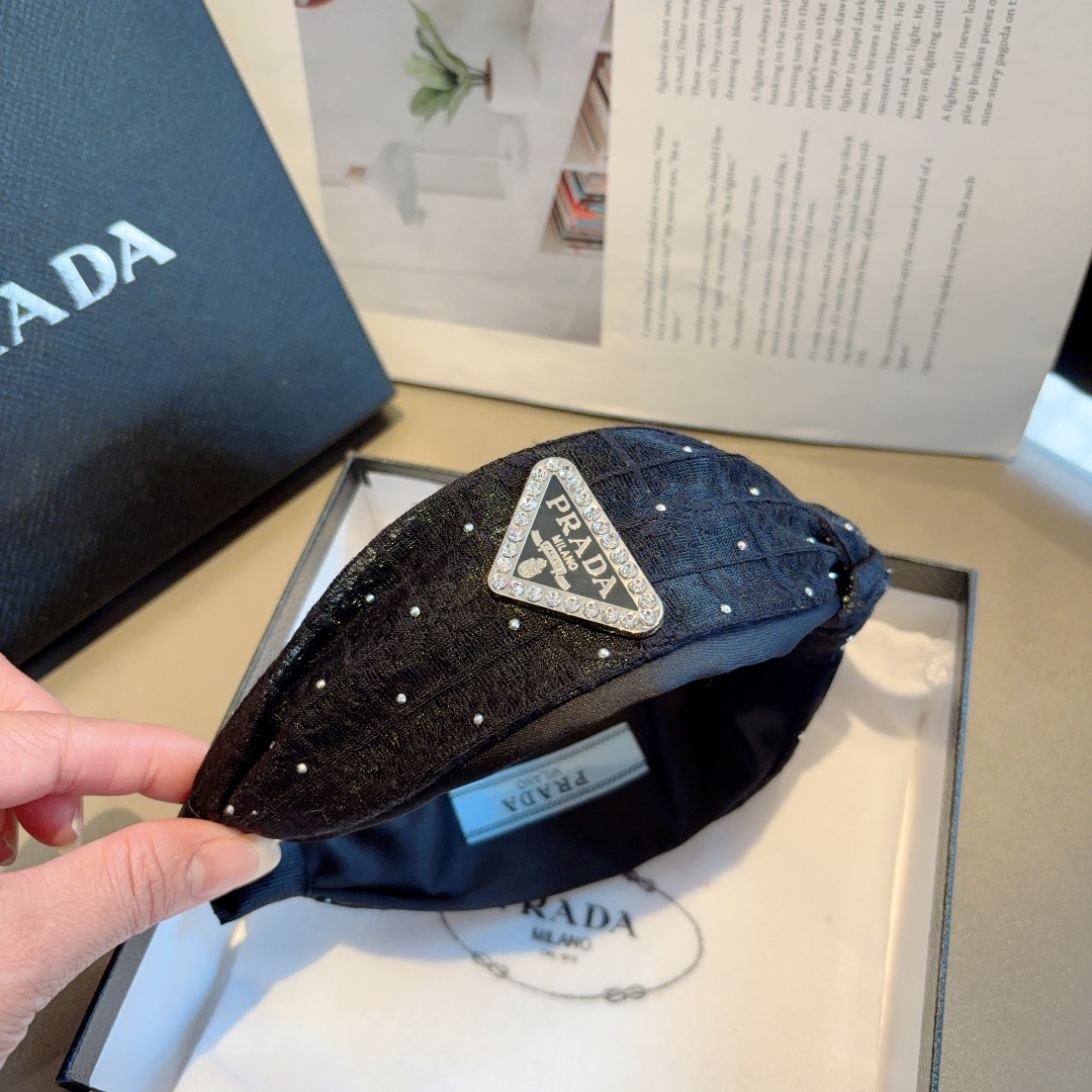 配包装
PRADA （普拉达） 倒三角新款潮流字母发箍。气质女神必备单品，非常百搭，时尚潮流， 戴上它满