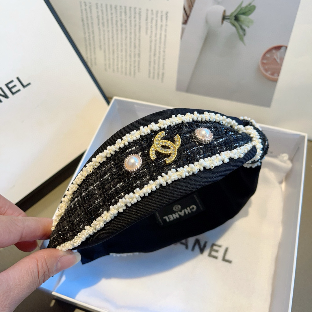 配包装
CHANEL（香奈儿）新款精美字母宽边发箍，复古网红爆款头箍 搭配高端材质，超精致，时尚高级感百