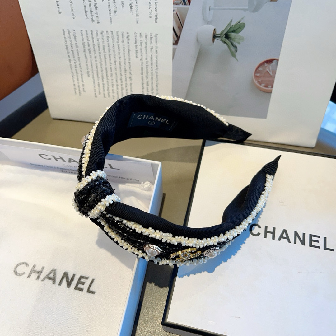 配包装
CHANEL（香奈儿）新款精美字母宽边发箍，复古网红爆款头箍 搭配高端材质，超精致，时尚高级感百