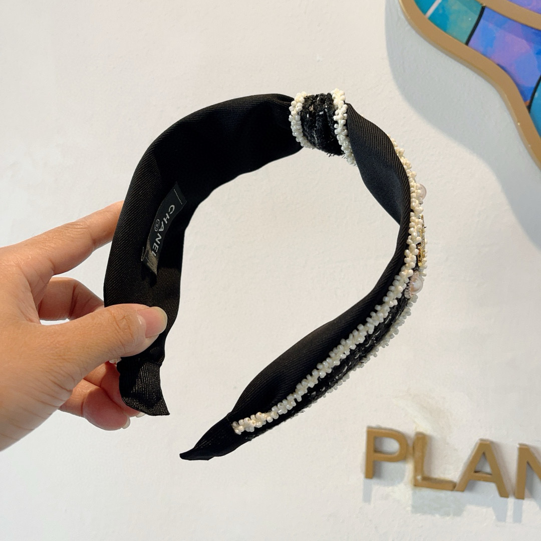 配包装
CHANEL（香奈儿）新款精美字母宽边发箍，复古网红爆款头箍 搭配高端材质，超精致，时尚高级感百